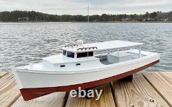 Modèle de bateau de travail Deadrise de la baie de Chesapeake, toit rigide, version 2, entièrement assemblé