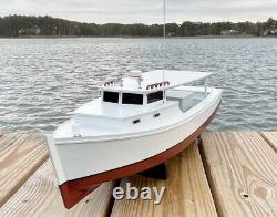 Modèle de bateau de travail Deadrise de la baie de Chesapeake, toit rigide, version 2, entièrement assemblé