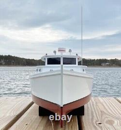 Modèle de bateau de travail Deadrise de la baie de Chesapeake, toit rigide, version 2, entièrement assemblé