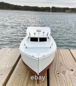 Modèle de bateau de travail Deadrise de la baie de Chesapeake, toit rigide, version 2, entièrement assemblé