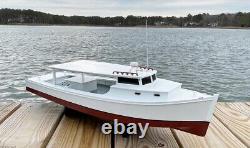 Modèle de bateau de travail Deadrise de la baie de Chesapeake, toit rigide, version 2, entièrement assemblé