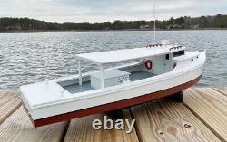 Modèle de bateau de travail Deadrise de la baie de Chesapeake, toit rigide, version 2, entièrement assemblé