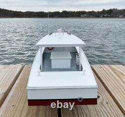 Modèle de bateau de travail Deadrise de la baie de Chesapeake, toit rigide, version 2, entièrement assemblé