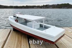 Modèle de bateau de travail Deadrise de la baie de Chesapeake, toit rigide, version 2, entièrement assemblé