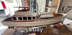 Modèle de bateau en bois d'un Norseman 58 pieds Sport Fisherman de 1960. Ponts en teck, 2 canots.
