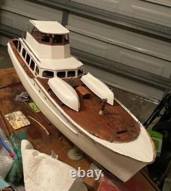 Modèle de bateau en bois d'un Norseman 58 pieds Sport Fisherman de 1960. Ponts en teck, 2 canots.