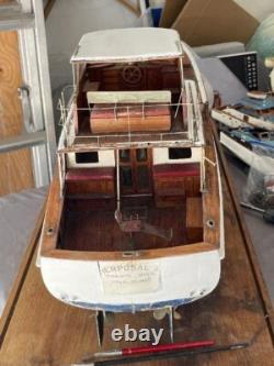 Modèle de bateau en bois d'un Norseman 58 pieds Sport Fisherman de 1960. Ponts en teck, 2 canots.