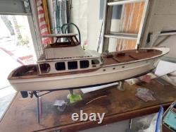 Modèle de bateau en bois d'un Norseman 58 pieds Sport Fisherman de 1960. Ponts en teck, 2 canots.