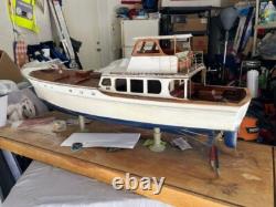 Modèle de bateau en bois d'un Norseman 58 pieds Sport Fisherman de 1960. Ponts en teck, 2 canots.