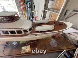 Modèle de bateau en bois d'un Norseman 58 pieds Sport Fisherman de 1960. Ponts en teck, 2 canots.