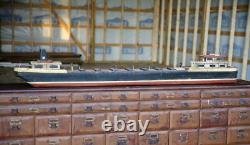 Modèle de bateau en bois de cargo vintage 6 pieds art populaire nautique des Grands Lacs