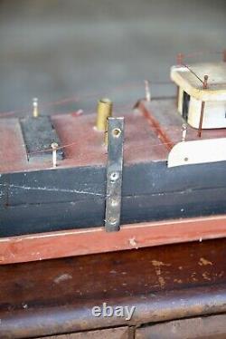 Modèle de bateau en bois de cargo vintage 6 pieds art populaire nautique des Grands Lacs