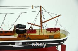Modèle de bateau en bois fait à la main Sirius 26 dans la bande dessinée.