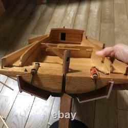 Modèle de bateau en bois fait à la main avec finition soignée pour décoration d'intérieur