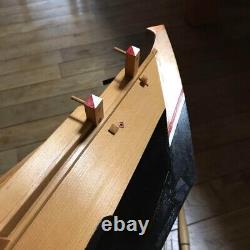Modèle de bateau en bois fait à la main avec une finition soignée pour la décoration d'intérieur