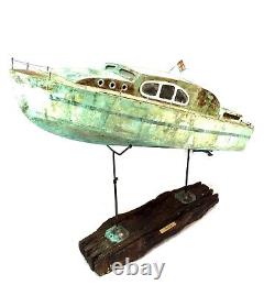 Modèle de bateau en bois fait main des années 1970 sur socle d'exposition très grand