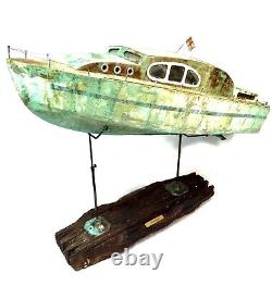 Modèle de bateau en bois fait main des années 1970 sur socle d'exposition très grand