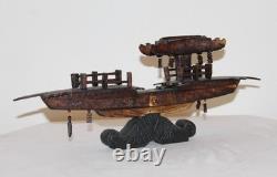 Modèle de bateau en bois sculpté à la main chinois rare et antique du début du 20e siècle sur support