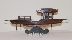 Modèle de bateau en bois sculpté à la main chinois rare et antique du début du 20e siècle sur support