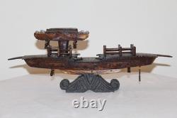 Modèle de bateau en bois sculpté à la main chinois rare et antique du début du 20e siècle sur support