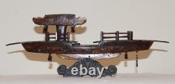 Modèle de bateau en bois sculpté à la main chinois rare et antique du début du 20e siècle sur support