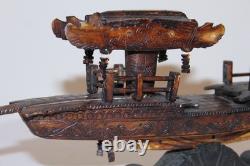 Modèle de bateau en bois sculpté à la main chinois rare et antique du début du 20e siècle sur support