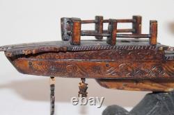 Modèle de bateau en bois sculpté à la main chinois rare et antique du début du 20e siècle sur support