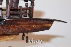 Modèle de bateau en bois sculpté à la main chinois rare et antique du début du 20e siècle sur support