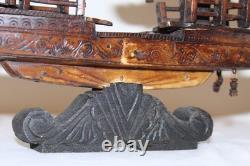 Modèle de bateau en bois sculpté à la main chinois rare et antique du début du 20e siècle sur support