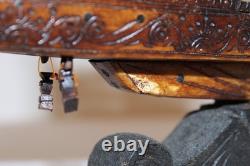 Modèle de bateau en bois sculpté à la main chinois rare et antique du début du 20e siècle sur support