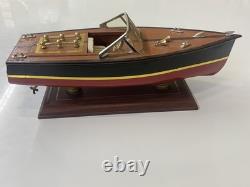 Modèle de bateau rapide en bois de style Chris-Craft vintage