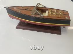 Modèle de bateau rapide en bois de style Chris-Craft vintage