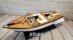 Modèle de bateau rapide vintage de la Riviera, design des années 1930. Grand bateau rapide vintage