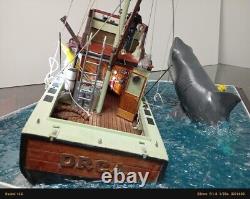 Modèle de diorama du film 'Les Dents de la Mer' de 1975 à l'échelle du bateau Orca