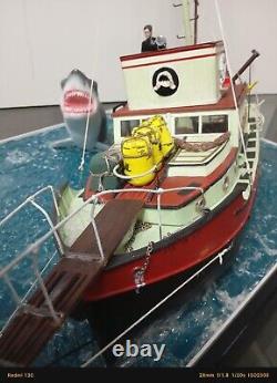 Modèle de diorama du film 'Les Dents de la Mer' de 1975 à l'échelle du bateau Orca