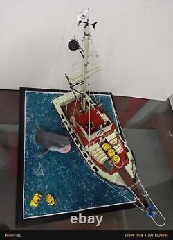 Modèle de diorama du film 'Les Dents de la Mer' de 1975 à l'échelle du bateau Orca