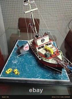 Modèle de diorama du film 'Les Dents de la Mer' de 1975 à l'échelle du bateau Orca