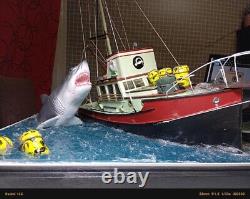 Modèle de diorama du film 'Les Dents de la Mer' de 1975 à l'échelle du bateau Orca