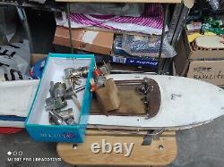 Modèle de jouet de bateau rapide vintage en bois fait main avec de grandes pièces lourdes en métal