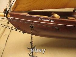 Modèle de navire goélette en bois tout bleu à nez bleu vintage