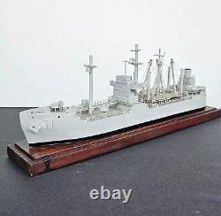 Modèle de navire militaire en bois de la Seconde Guerre mondiale vintage fait à la main