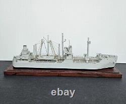 Modèle de navire militaire en bois de la Seconde Guerre mondiale vintage fait à la main