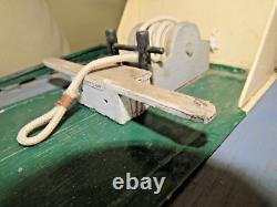 Modèle de remorqueur en bois vintage grand modèle 24 avec moteur, était télécommandé, maintenant en exposition
