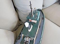 Modèle de remorqueur en bois vintage grand modèle 24 avec moteur, était télécommandé, maintenant en exposition