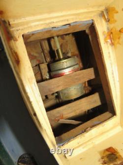Modèle de remorqueur en bois vintage grand modèle 24 avec moteur, était télécommandé, maintenant en exposition