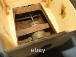 Modèle de remorqueur en bois vintage grand modèle 24 avec moteur, était télécommandé, maintenant en exposition