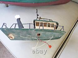 Modèle de remorqueur en bois vintage grand modèle 24 avec moteur, était télécommandé, maintenant en exposition