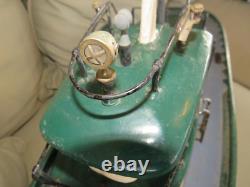 Modèle de remorqueur en bois vintage grand modèle 24 avec moteur, était télécommandé, maintenant en exposition