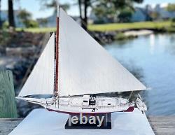 Modèle de voilier à bonite à voile, bateau à huîtres de la baie de Chesapeake, voiles levées, avec support