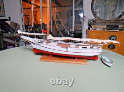 Modèle de voilier commercial Skipjack de la baie de Chesapeake, construit à la main en art populaire vintage